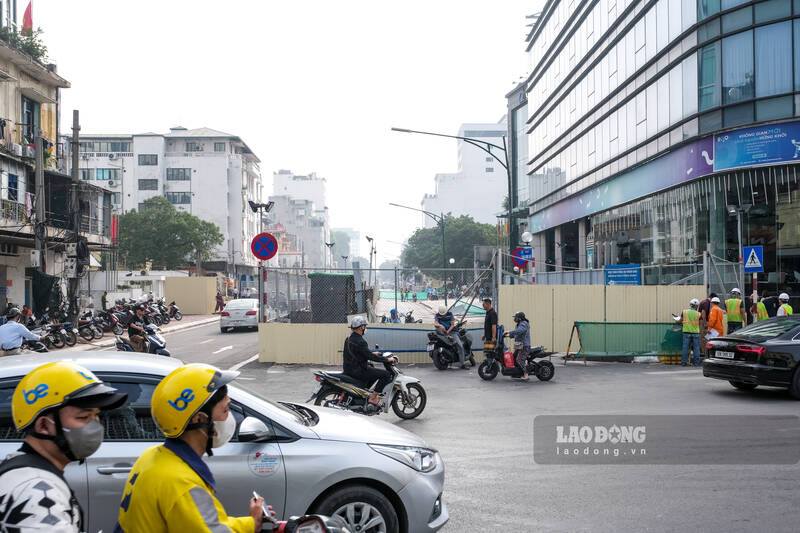Hanoi regulates traffic flow on Tran Hung Dao and Tran Khanh Du streets. Photo; Hiep Pham