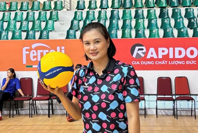Volleyball coach Pham Kim Hue. Photo: Cut from video
