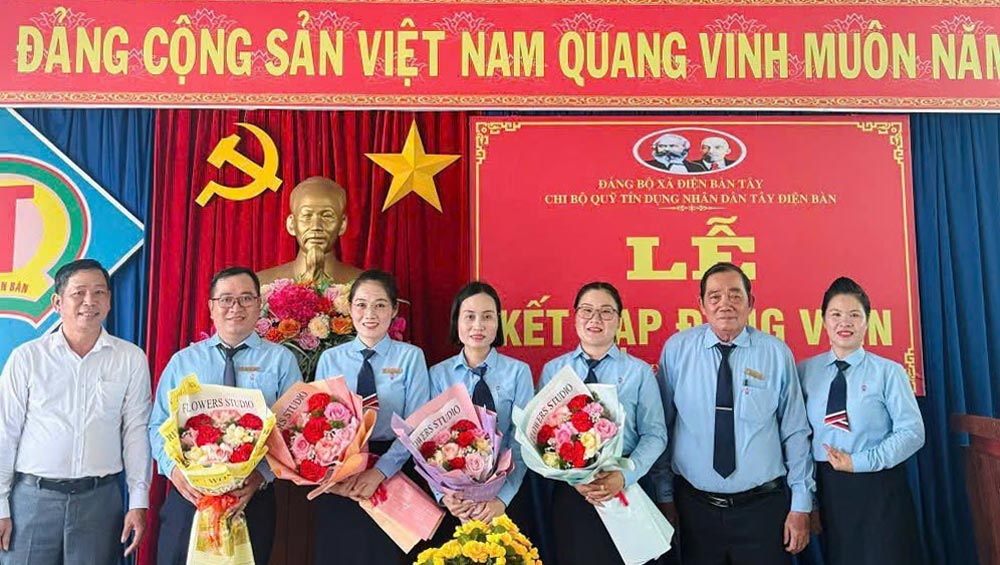Dien Ban Ward Trade Union, Da Nang admits 4 outstanding trade union members of the Tay Dien Ban People's Credit Fund to the Communist Party of Vietnam. Photo: Dien Ban Trade Union