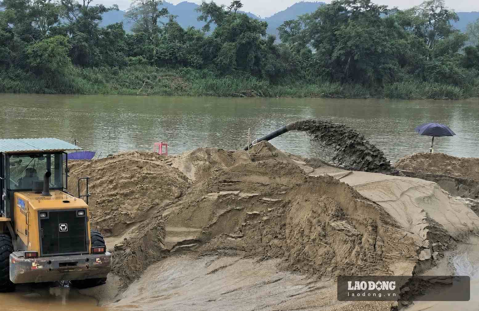 Nghe An Department of Agriculture and Environment requests mineral mine owners to urgently install cameras and weigh stations. Photo: Pham Chung