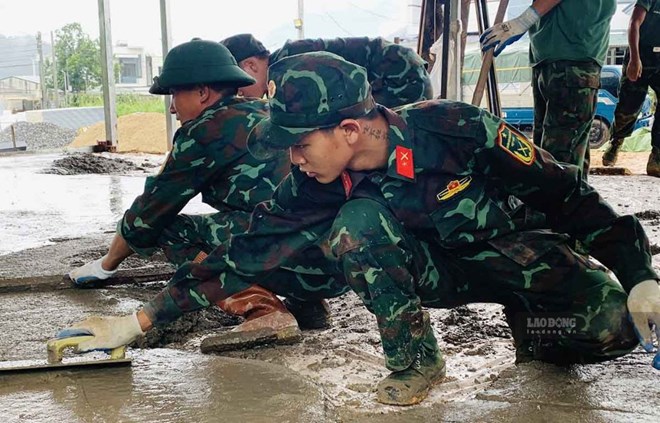 Lực lượng quân đội đang chạy đua với thời gian để xây dựng những mái ấm mới cho người dân. Ảnh: Thành An