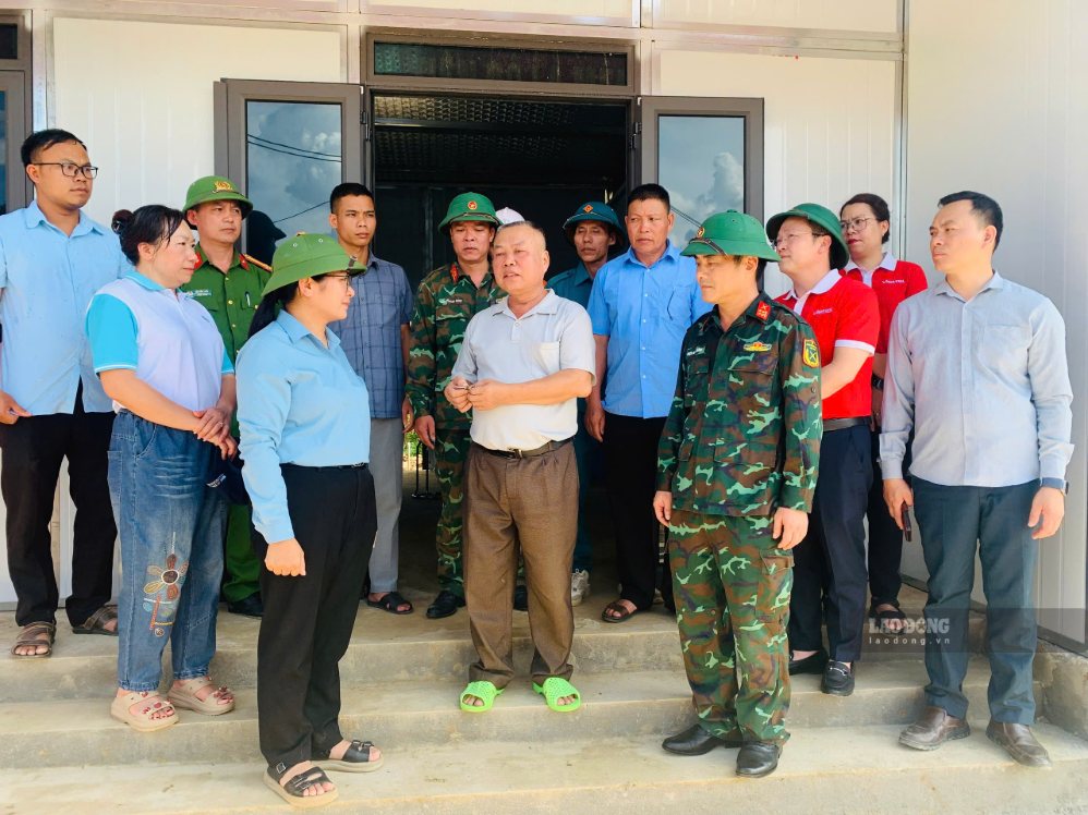 Những ngôi nhà đầu tiên được bàn giao tại khu tái định cư (bản Sân Bay, xã Mường Than). Ảnh: Thành An