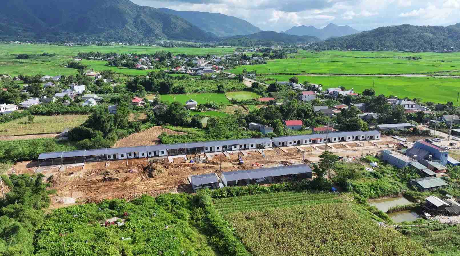 24 resettlement houses in Muong Than are being requested to be handed over completely in early August. Photo: Muong Than Commune