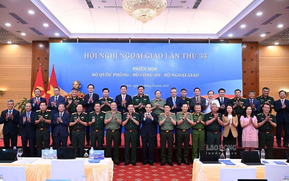 General Phan Van Giang, Member of the Politburo, Deputy Prime Minister, Minister of National Defense; General Luong Tam Quang, Member of the Politburo, Minister of Public Security; Member of the Politburo, Minister of Foreign Affairs Le Hoai Trung take a group photo with the delegates. Photo: Hai Nguyen