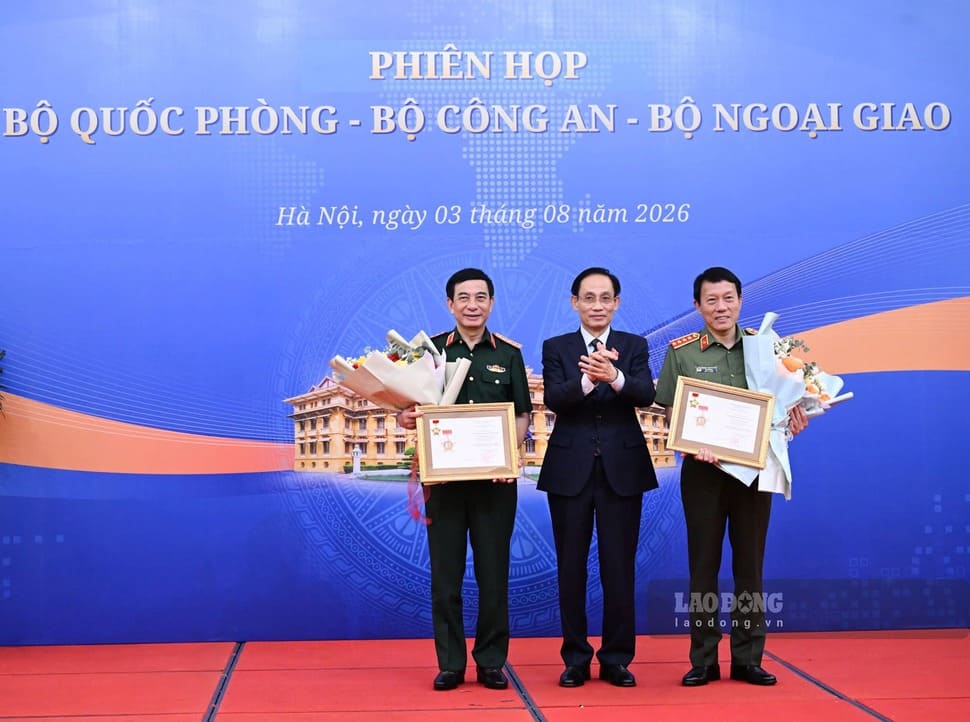 Ủy viên Bộ Chính trị, Bộ trưởng Ngoại giao Lê Hoài Trung trao Kỷ niệm chương của Bộ Ngoại giao cho Đại tướng Phan Văn Giang, Ủy viên Bộ Chính trị, Phó Thủ tướng Chính phủ, Bộ trưởng Quốc phòng và Đại tướng Lương Tam Quang, Ủy viên Bộ Chính trị, Bộ trưởng Công an. Ảnh: Hải Nguyễn