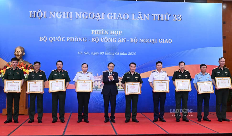 Ủy viên Bộ Chính trị, Bộ trưởng Ngoại giao Lê Hoài Trung trao bằng khen cho các tập thể của Bộ Quốc phòng. Ảnh: Hải Nguyễn