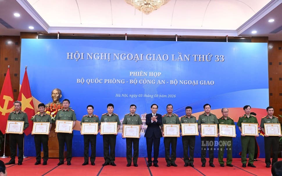 Ủy viên Bộ Chính trị, Bộ trưởng Ngoại giao Lê Hoài Trung trao bằng khen cho các tập thể của Bộ Công an. Ảnh: Hải Nguyễn
