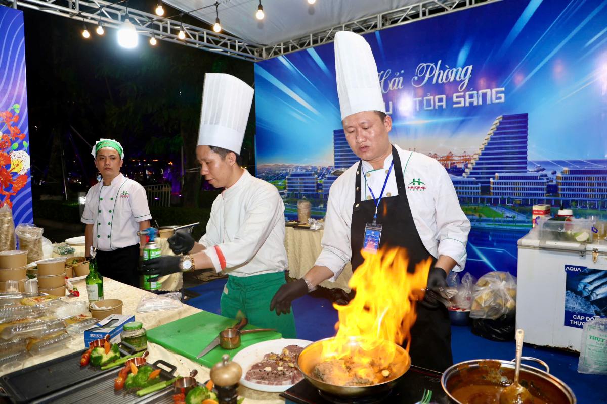Food booth in the city center during the Red Flamboyant Flower Festival - Hai Phong 2026. Photo: Hai Phong e-Portal