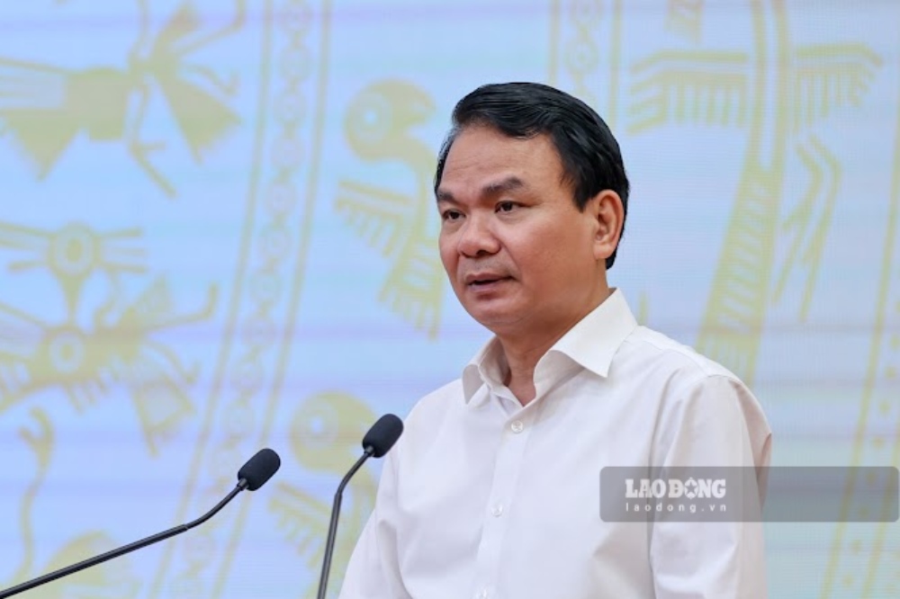 Minister, Chairman of the Government Office Dang Xuan Phong, Government Spokesperson informs about the increase in the base salary from July 1. Photo: Pham Dong