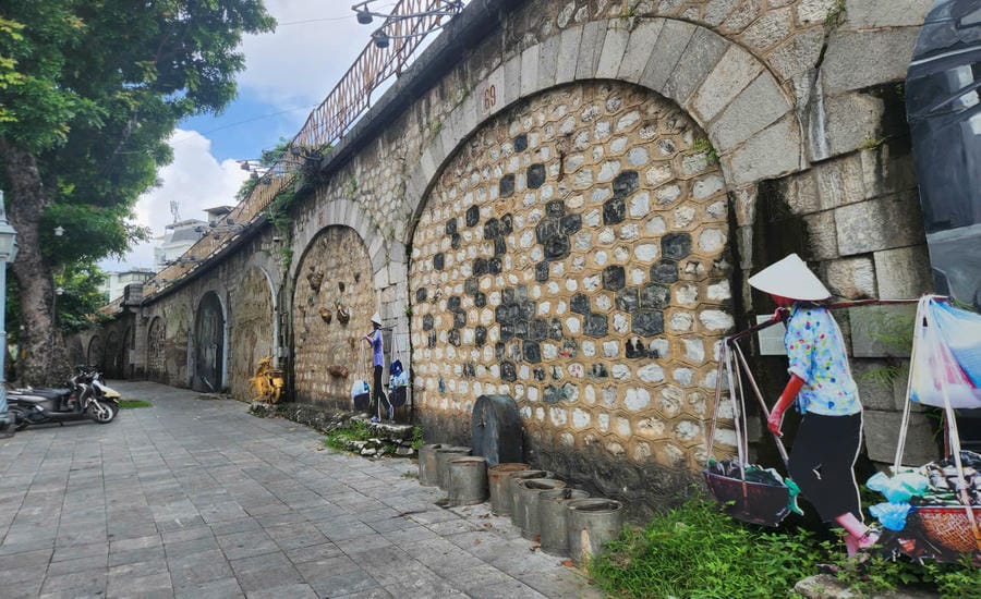 The Phung Hung bridge arch section is renovated into an art space recreating old Hanoi. Photo: Dang Tien