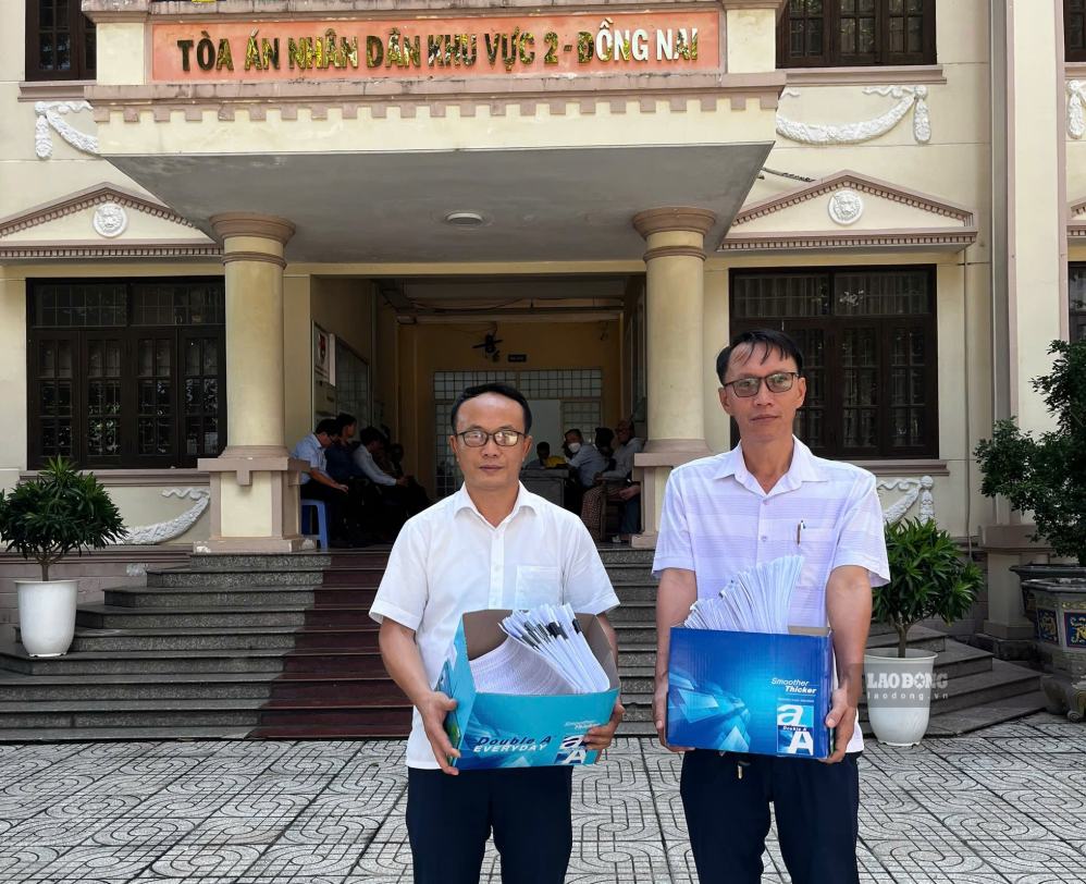 Delegate authorizing employees of Bach Thanh Ceramic Tile Co., Ltd. to file a lawsuit with the People's Court of Region 2 - Dong Nai. Photo: Ha Anh Chien