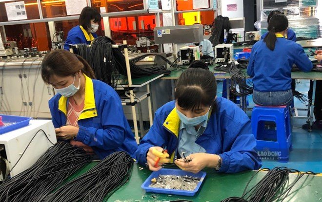 Workers working at a company in Bac Ninh. Photo: Bao Han