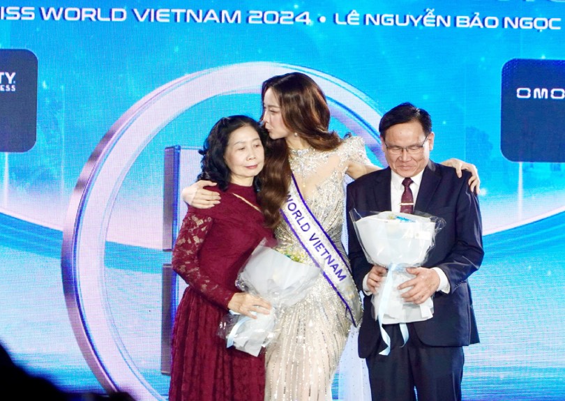 Miss Bao Ngoc shares emotional moments with her family at the send-off ceremony. Photo: Mai Anh.