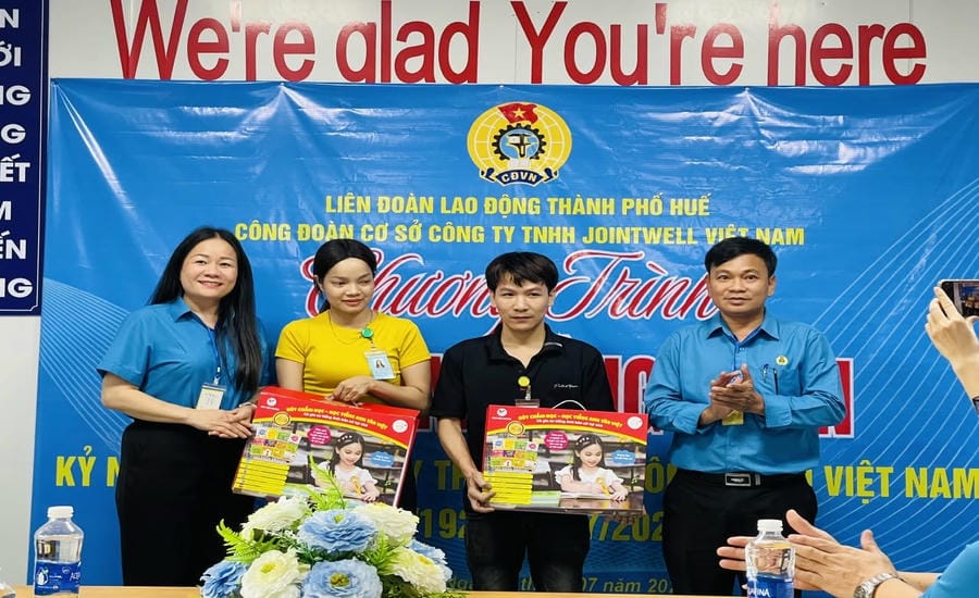 Chairman of Hue City Labor Federation Tran Thi Kim Loan encourages and shares with union members and workers at Trade Union Meals. Photo: Phuc Dat