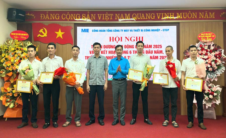 Mr. Le An Hai - Member of the Standing Committee of the Vietnam General Confederation of Labour, Chairman of the Vietnam Industry and Trade Union (4th from right) and leaders of the Corporation of Machinery and Industrial Equipment - JSC awarded prizes to individuals with initiatives and creativity. Photo: Vietnam Industry and Trade Union