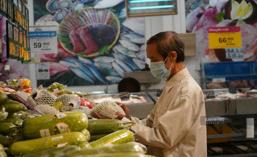 Many essential items are discounted, attracting many people to shop at supermarkets. Photo: Ngoc Le