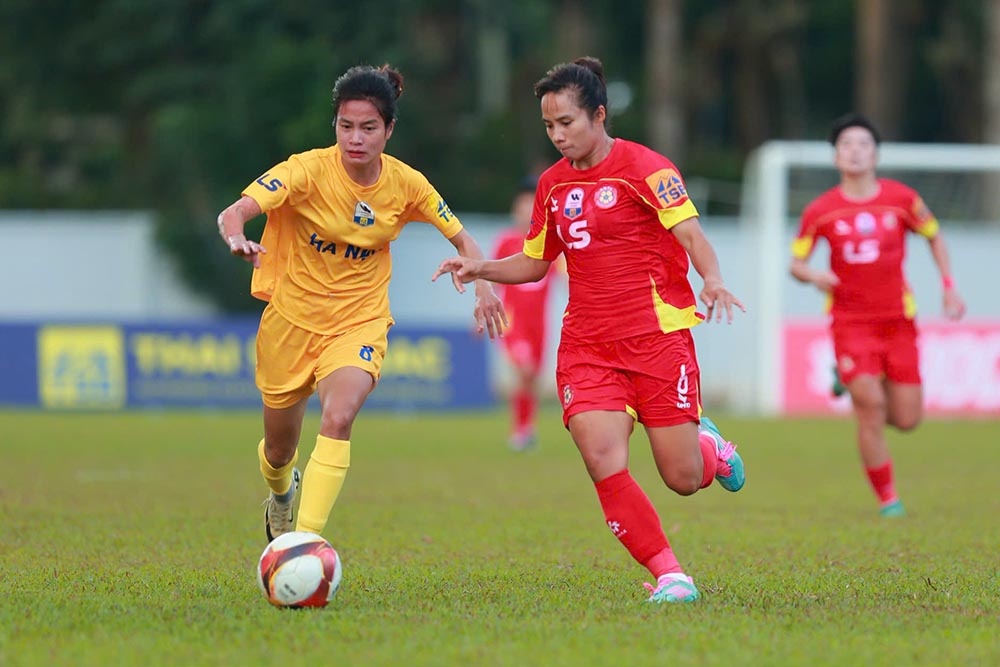 TPHCM I (red jersey) won 3-0 against Hanoi I to create a great advantage in the championship race of the National Women's Football Championship - Thai Son Bac Cup 2026. Photo: VFF