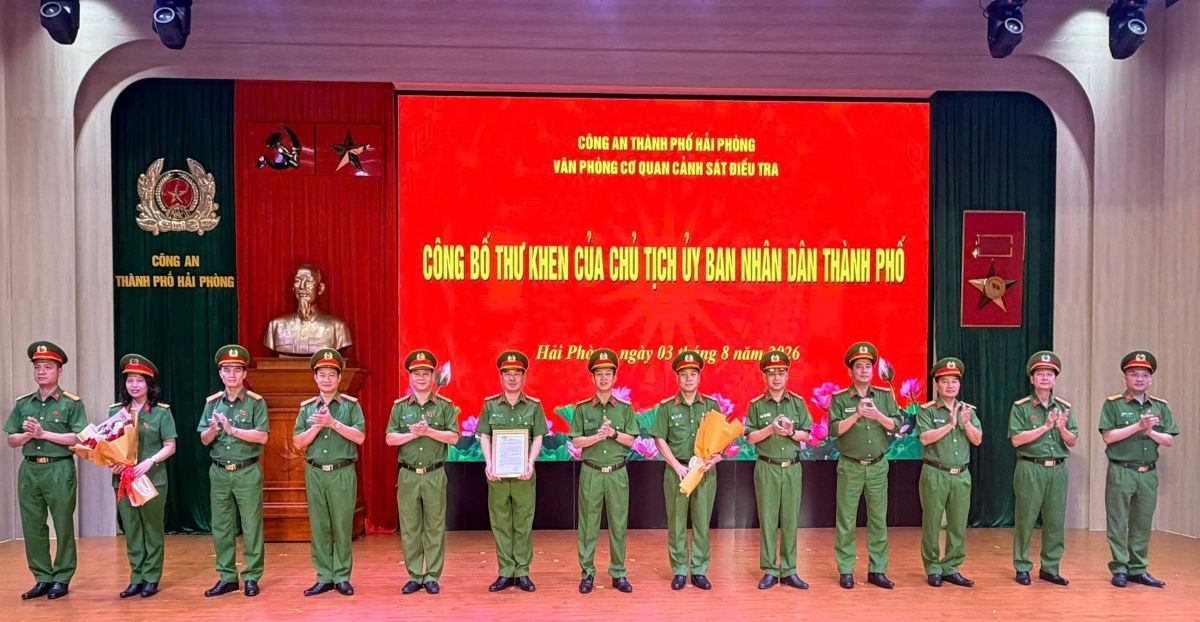 Hai Phong City Police announces letter of commendation from the Chairman of the City People's Committee. Photo: Hai Phong City Police