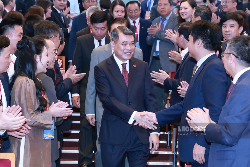 Politburo Member, Prime Minister Le Minh Hung attends the plenary session of the 33rd Diplomatic Conference. Photo: Hai Nguyen