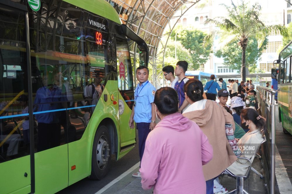 Ho Chi Minh City will issue free bus ticket cards, people register in 3 ways. Photo: Nhu Quynh
