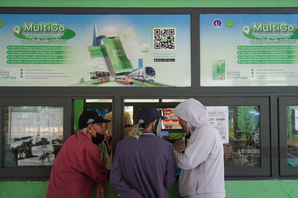 Để thuận tiện cho người dân sử dụng xe buýt, 4 nhóm đối tượng sẽ được hỗ trợ cấp thẻ giao thông công cộng. Ảnh: Như Quỳnh