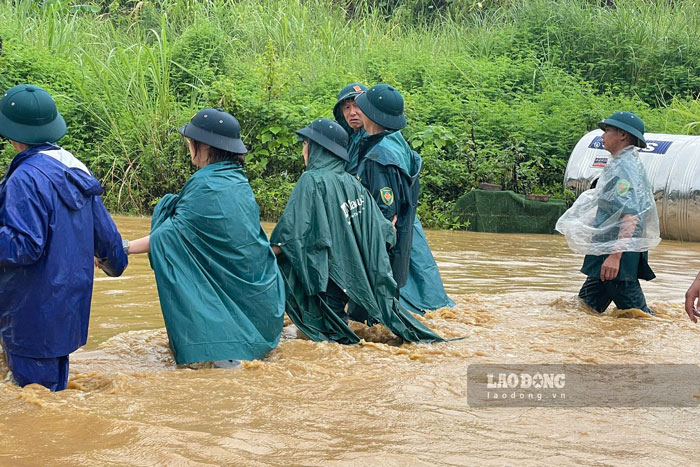 Chính quyền địa phương huy động lực lượng khắc phục hậu quả mưa lớn, đồng thời rà soát các khu vực có nguy cơ sạt lở để đảm bảo an toàn cho người dân. Ảnh: Duy Long