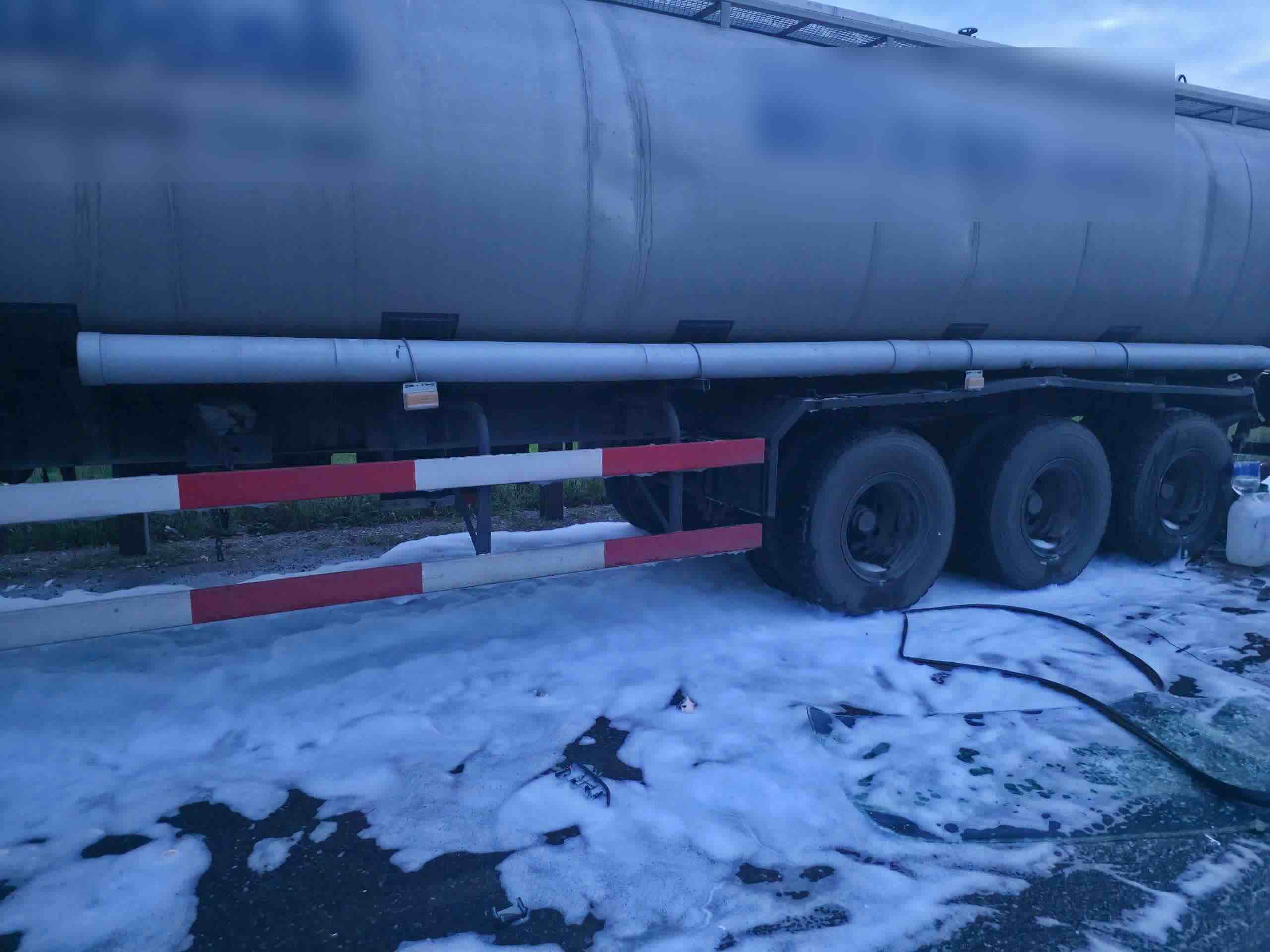 Tank truck carrying alcohol collides with truck on bypass road. Photo: Fire and Rescue Police Department