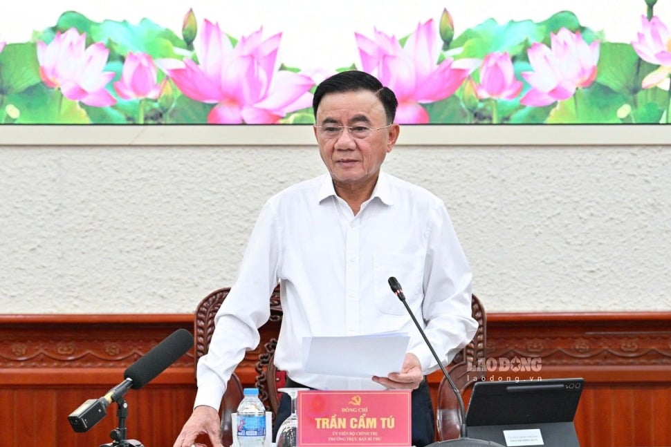 On behalf of the Politburo, Politburo Member, Standing Secretary of the Secretariat Tran Cam Tu signed and issued Directive 11 on strengthening the Party's leadership and promoting the role of mass associations in the new development stage. The Directive clearly states the requirements: Promptly rectify, arrange, consolidate or suspend activities, dissolve associations and organizations directly under associations that operate ineffectively, not in accordance with their principles and purposes. Photo: Ai Van