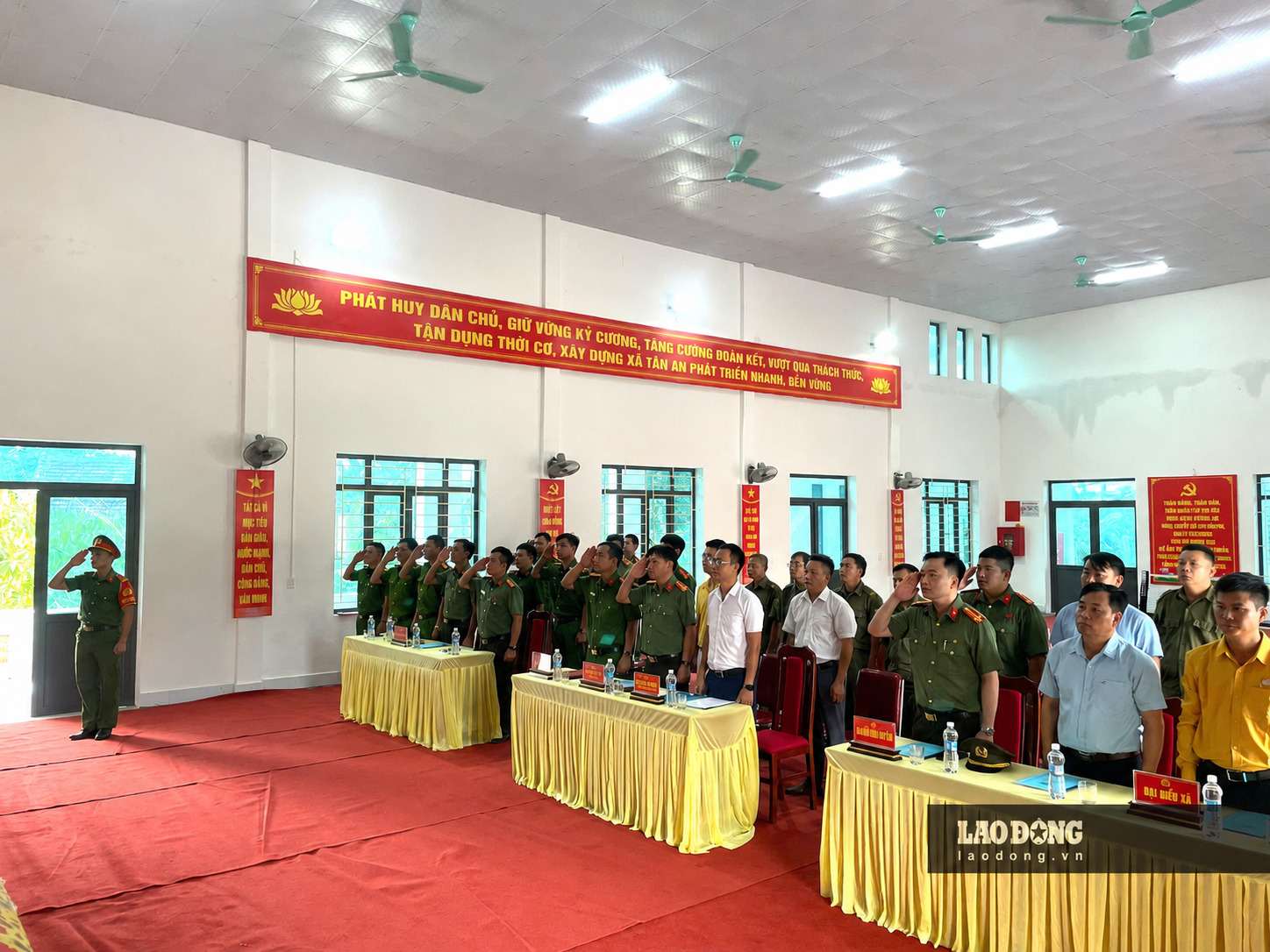Delegates attend the launching ceremony of 2 models to ensure security and order in Tan An commune organized by the commune police. Photo: Pham Chung