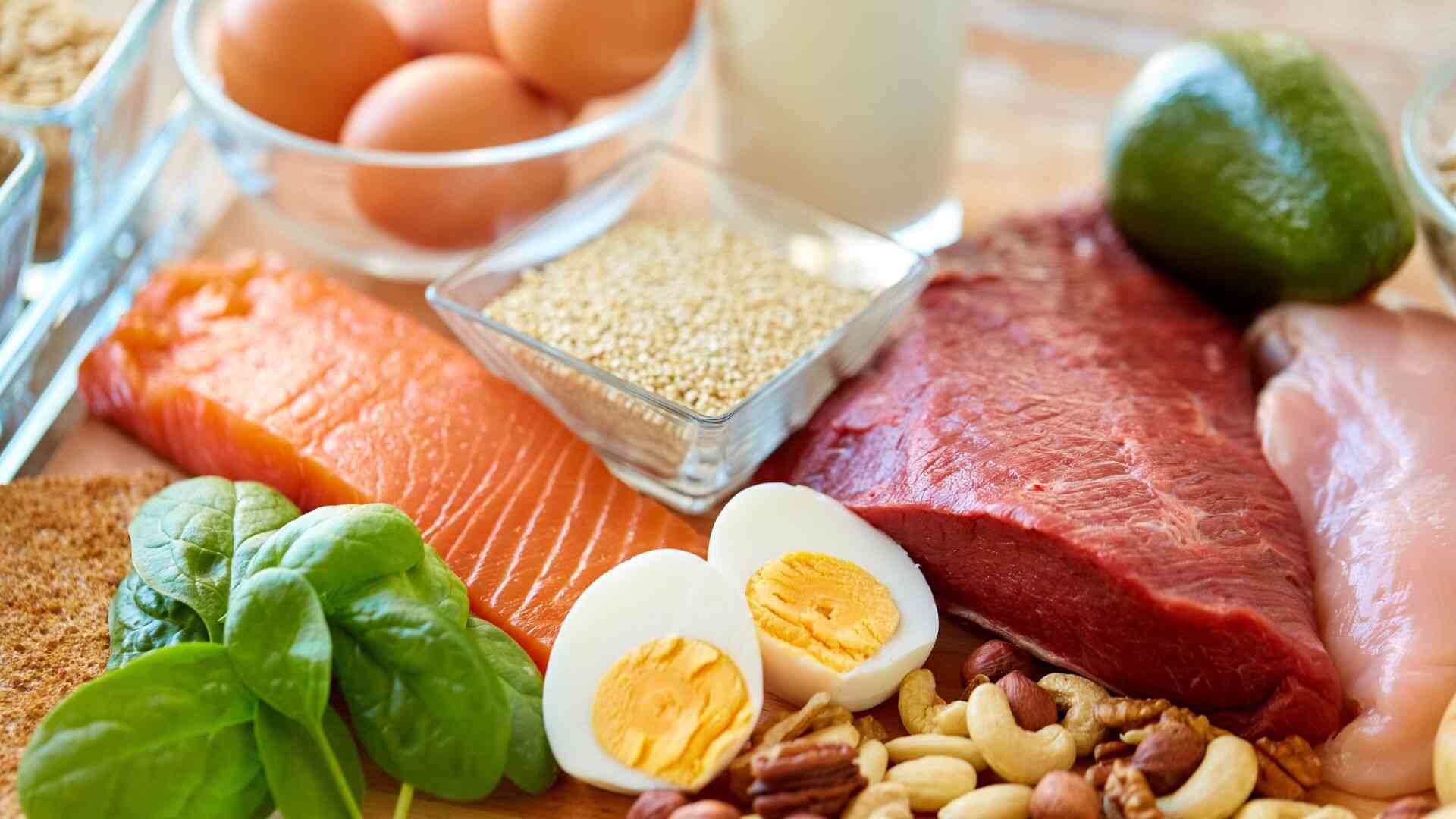 Les patients atteints de goutte peuvent toujours compléter avec des protéines sûres provenant d'œufs de poule, de poissons d'eau douce et de lait écrémé pour maintenir leur santé. Photo: Canva