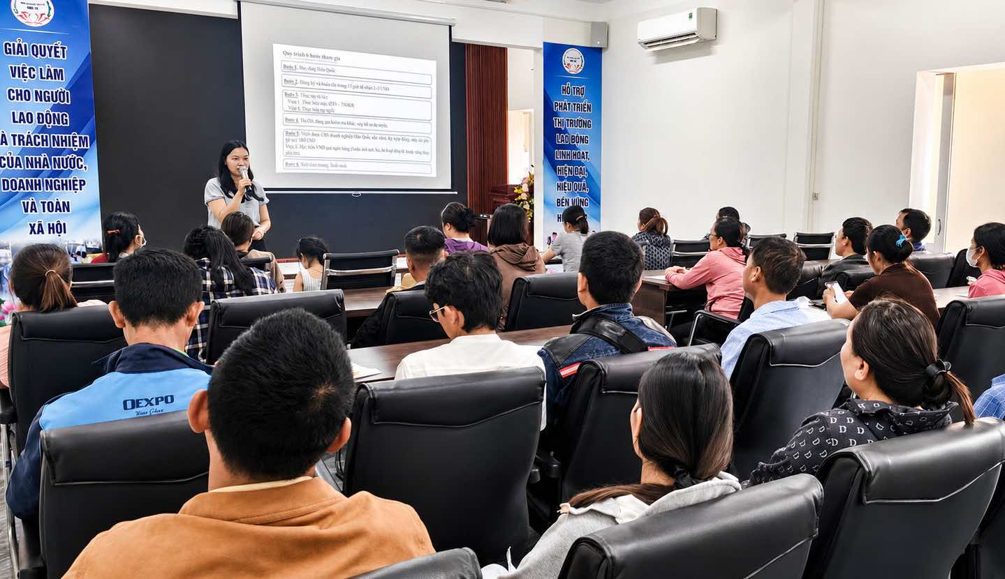 Nearly 7,300 Nghe An workers received unemployment benefits in the first 6 months of the year. Photo: Nghe An Employment Service Center