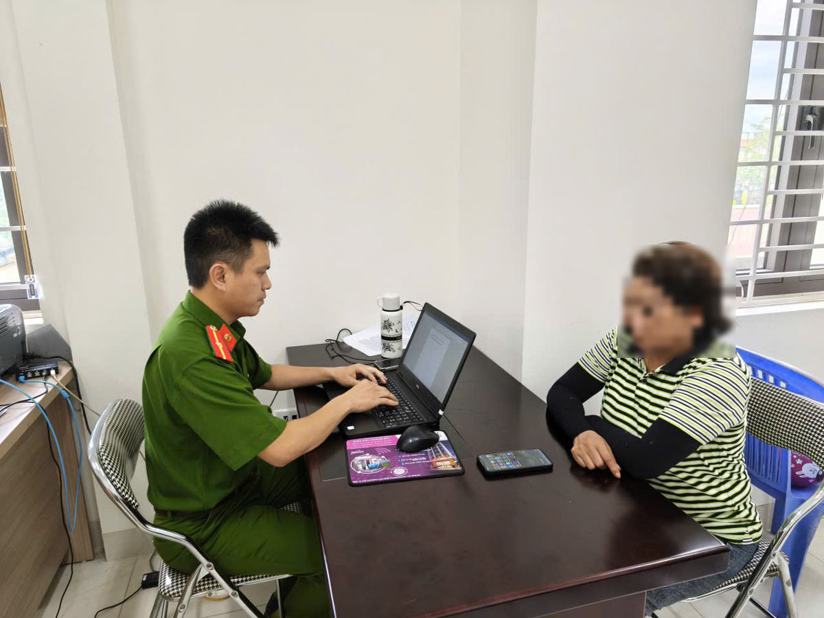 Công an xã Hải Ninh tiếp nhận thông tin lừa đảo. Ảnh: Công an Quảng Ninh