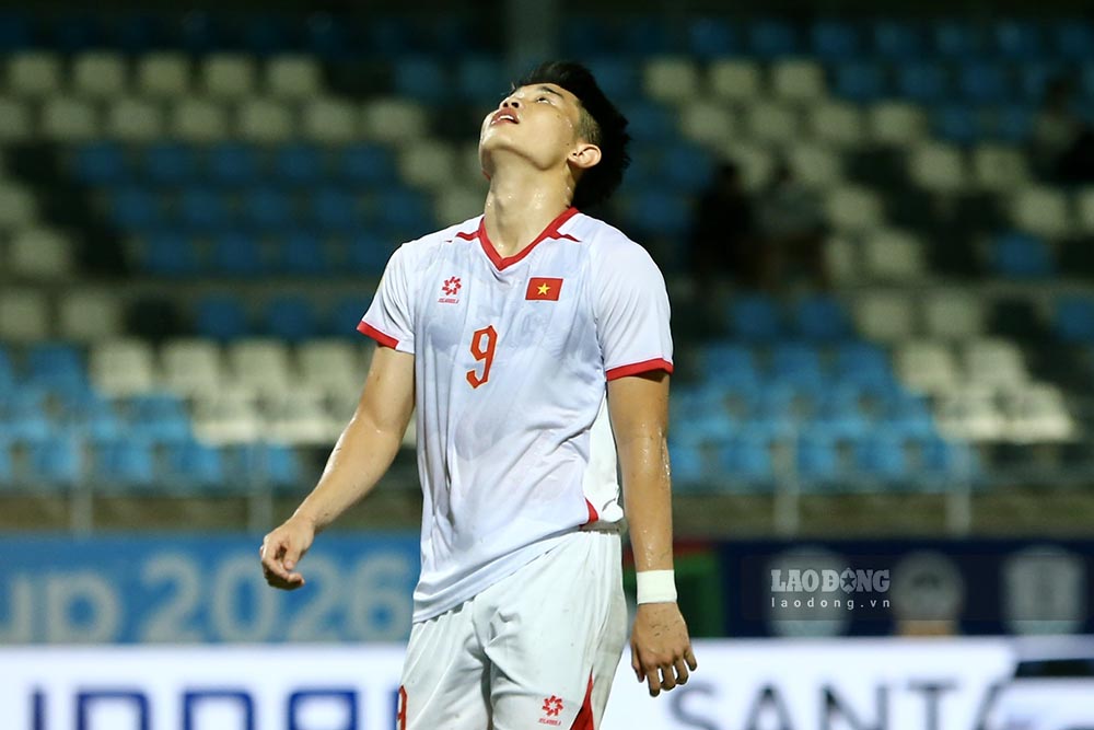 Dinh Bac played lacklusterly in Vietnam's 3-0 victory over Indonesia. Photo: Thanh Vu