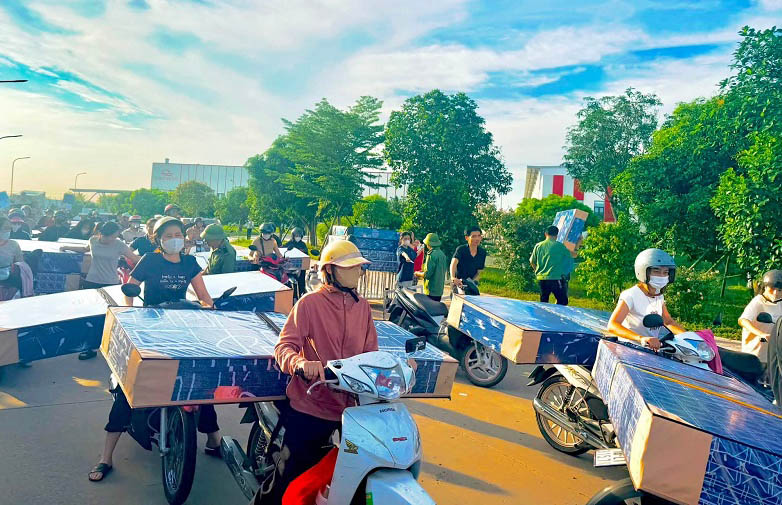 Workers of Song Hong 10 branch happily carry mattresses home. Photo: Song Hong 11 Company provided