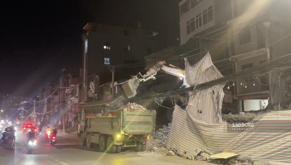 Images of solid waste collection and transportation activities on Linh Nam street. Photo: PV Group