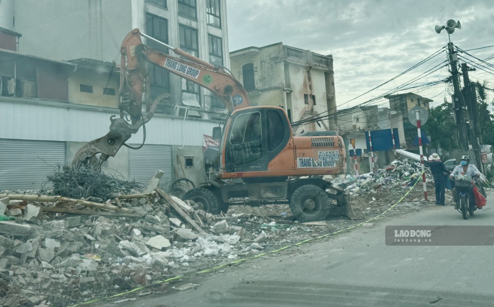 Chất thải rắn phát sinh lượng lớn trên công trường dự án nâng cấp đường Lĩnh Nam. Ảnh: Nhóm PV