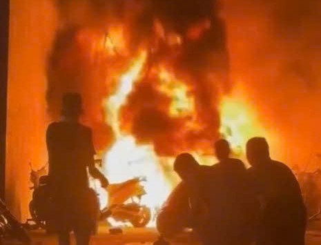 Scene of the motorbike parking lot fire next to a pawnshop in Di An ward. Photo: Reader provided