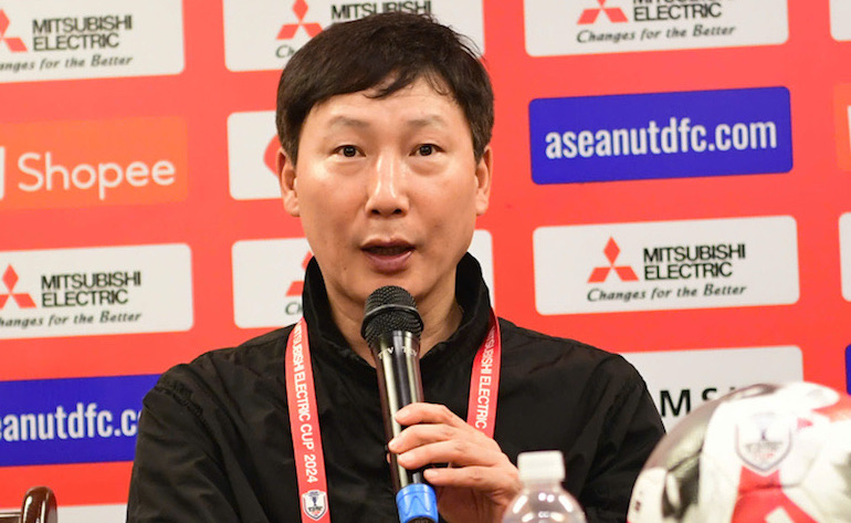L'entraîneur Kim Sang-sik tient une conférence de presse après la victoire de l'équipe vietnamienne. Photo: VFF