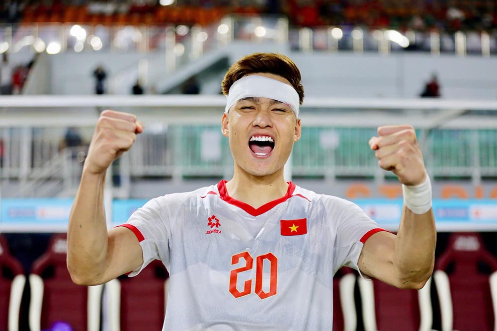 Bui Hoang Viet Anh was taken to the hospital to stitch the tear in the eyebrow area after the victory over Indonesia. Photo: VFF