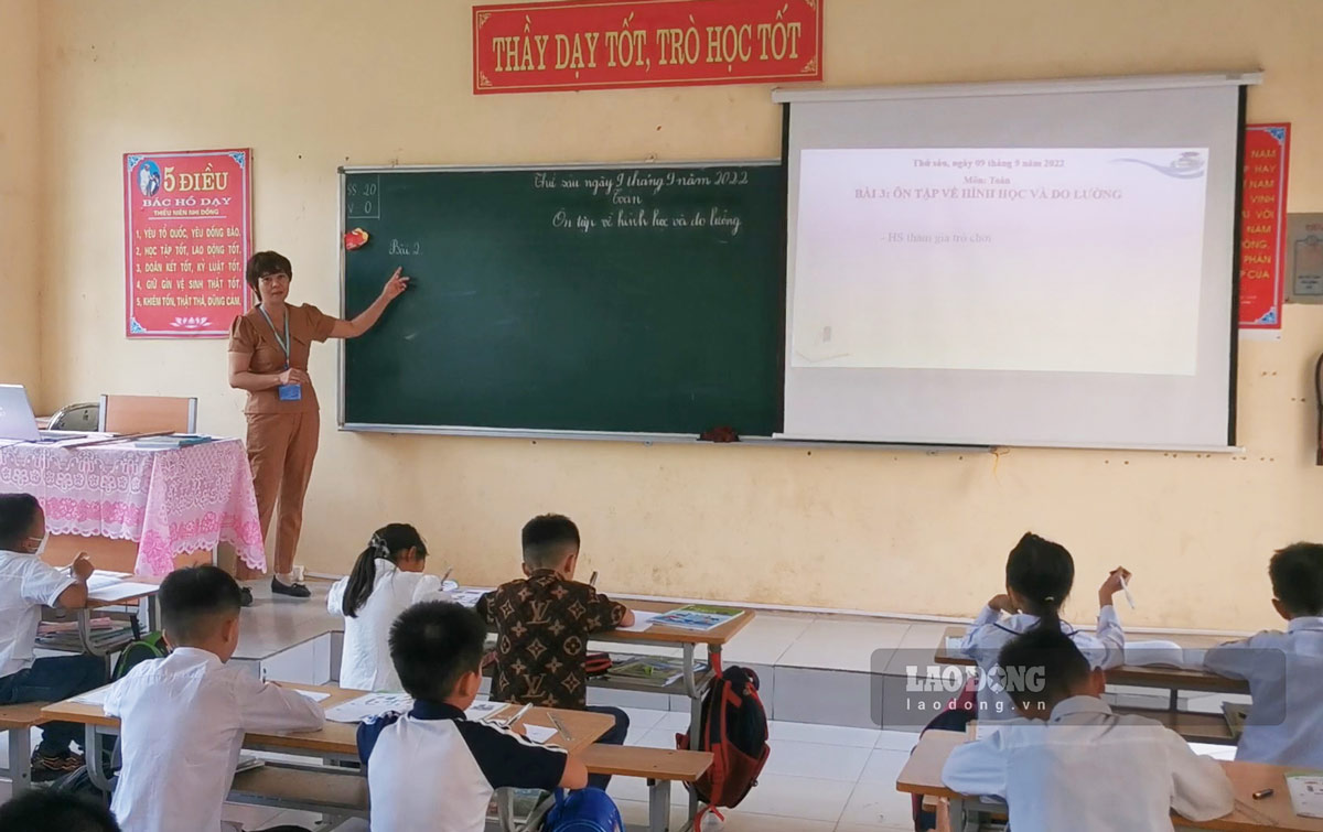 Una clase utilizando proyectores con aplicaciones de IA en una escuela de las tierras altas en Quang Ninh. Foto: Doan Hung