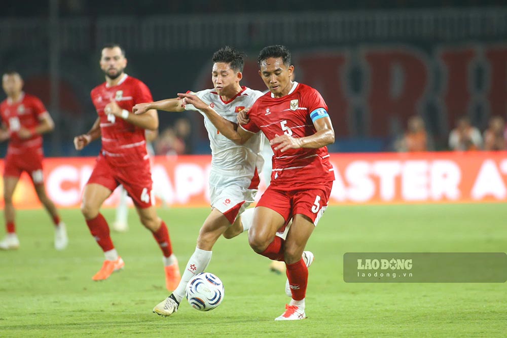 L'équipe du Vietnam (maillot blanc) a remporté une victoire convaincante 3-0 contre l'Indonésie au stade Pakansari lors de la Coupe de l'ASEAN 2026. Photo : Thanh Vu