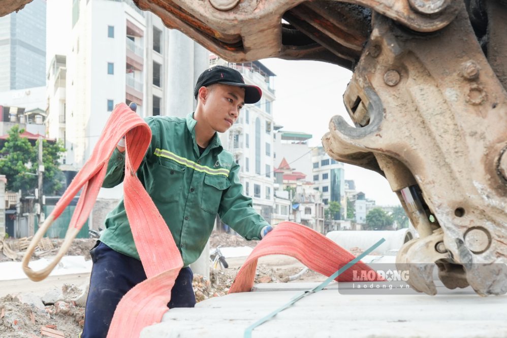 Le Ngoc Hieu working at the 2.5 Ring Road project construction site (Cau Giay ward, Hanoi), afternoon of August 29. Photo: Song Huu