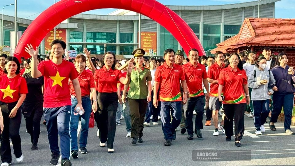 Bà Nguyễn Thị Bé Mười - Phó Chủ tịch UBND tỉnh Vĩnh Long cùng cán bộ, người dân tham gia chương trình “Cùng Việt Nam tiến bước” năm 2026. Ảnh: Hoàng Lộc