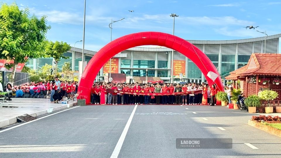 A large number of Vinh Long people participate in a walk in response to the program "Joining Vietnam to Advance". Photo: Hoang Loc