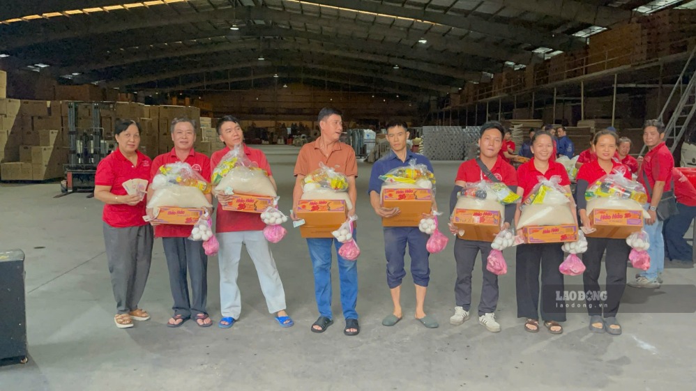 Bà Nguyễn Thị Kim Vui, Chủ tịch Công đoàn công ty (bìa trái) gửi quà cho công nhân. Ảnh: Minh Tâm