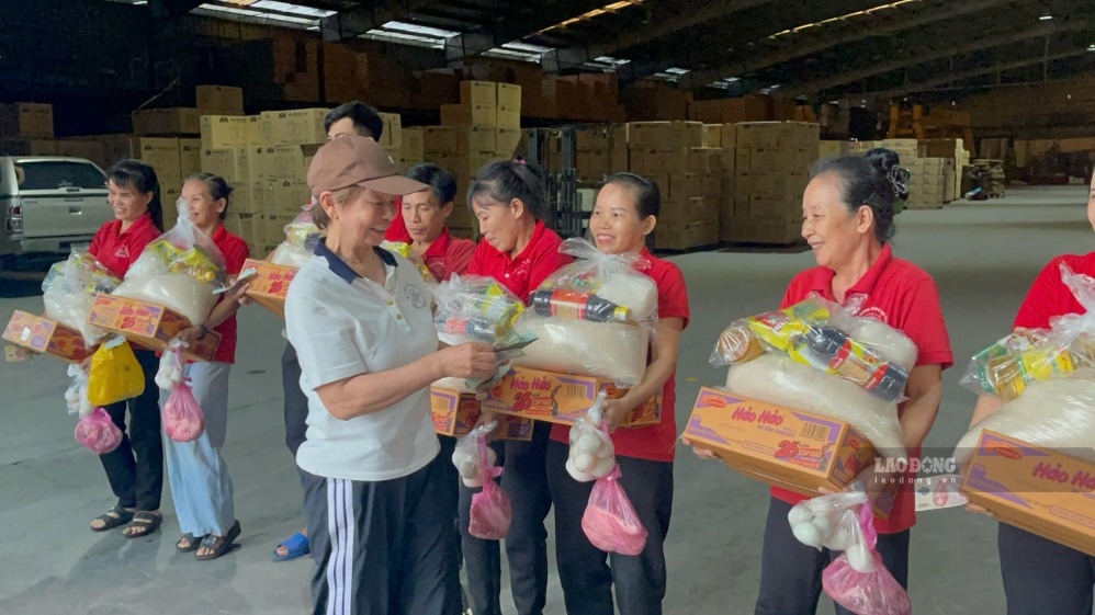 Bà Khổng Thị Minh - Giám đốc Công ty TNHH Cơ điện Minh Khoa trao quà cho công nhân. Ảnh: Minh Tâm