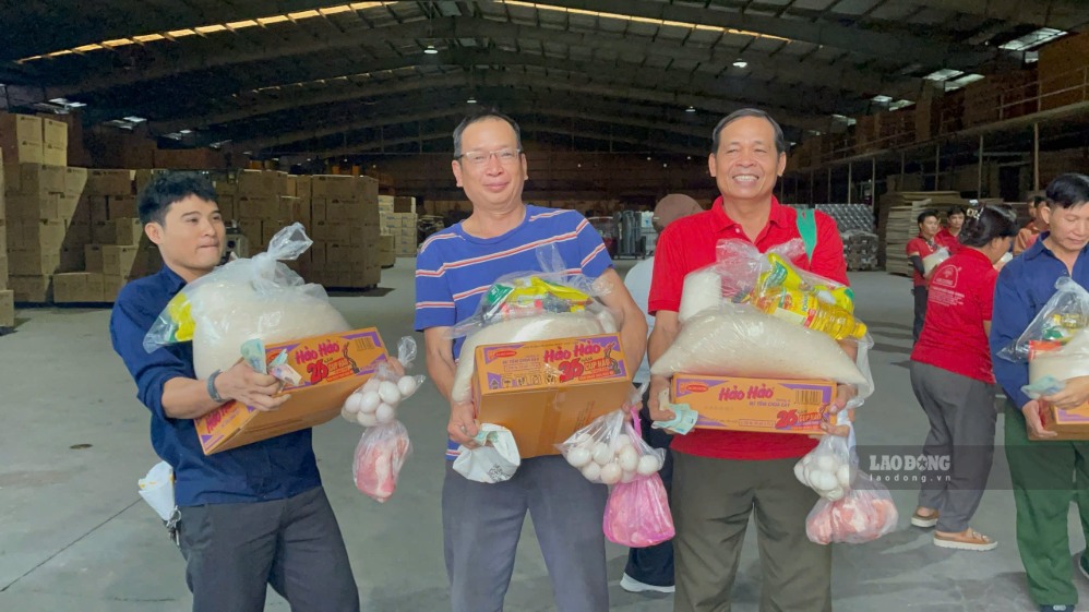 Mỗi công nhân sẽ được chăm lo tổng cộng 2,2 triệu đồng gồm tiền và quà. Ảnh: Minh Tâm