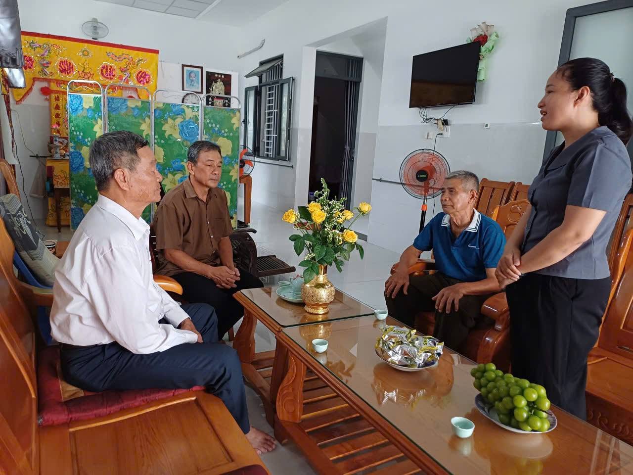 Les autorités compétentes rendent visite et offrent des cadeaux aux Mères héroïnes vietnamiennes et aux familles méritantes, avant la grande fête nationale. Photo: Front du quartier de Bắc Nha Trang