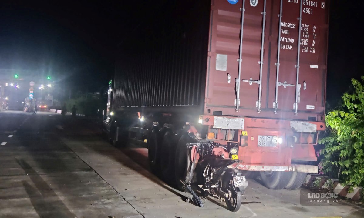 Scene of a motorbike crashing into the rear of a tractor-trailer on National Highway 1. Photo: Duy Tuan