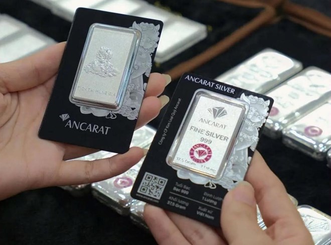 Domestic silver prices surged, contrary to the downward trend of world silver prices on August 31. Photo: Phuong Anh